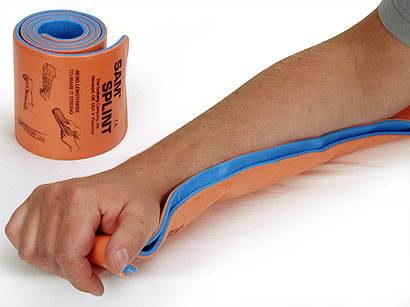 SAM Splint being molded to human forearm during training demo. Designed for adaptable fracture management. TacMed Australia – preferred immobilisation solution for medics.